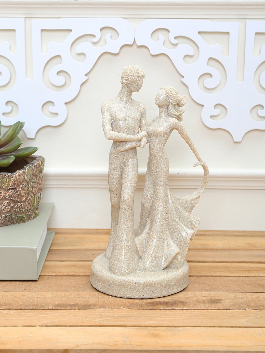 Dreamy Couple Strolling Figurine - Default Title (SHOW19622)
