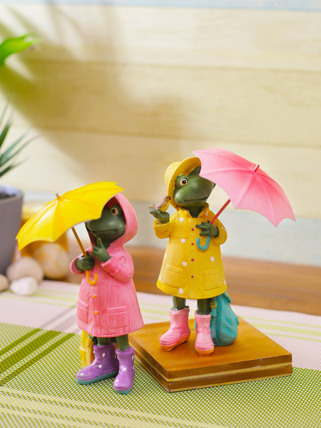 Frog Duo in Rain Showpiece - Default Title (SHOW21195_2)