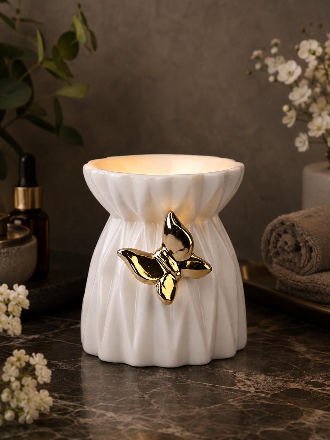 Artisanal Fluted Ceramic Oil Diffuser Featuring Elegant Gold Detail