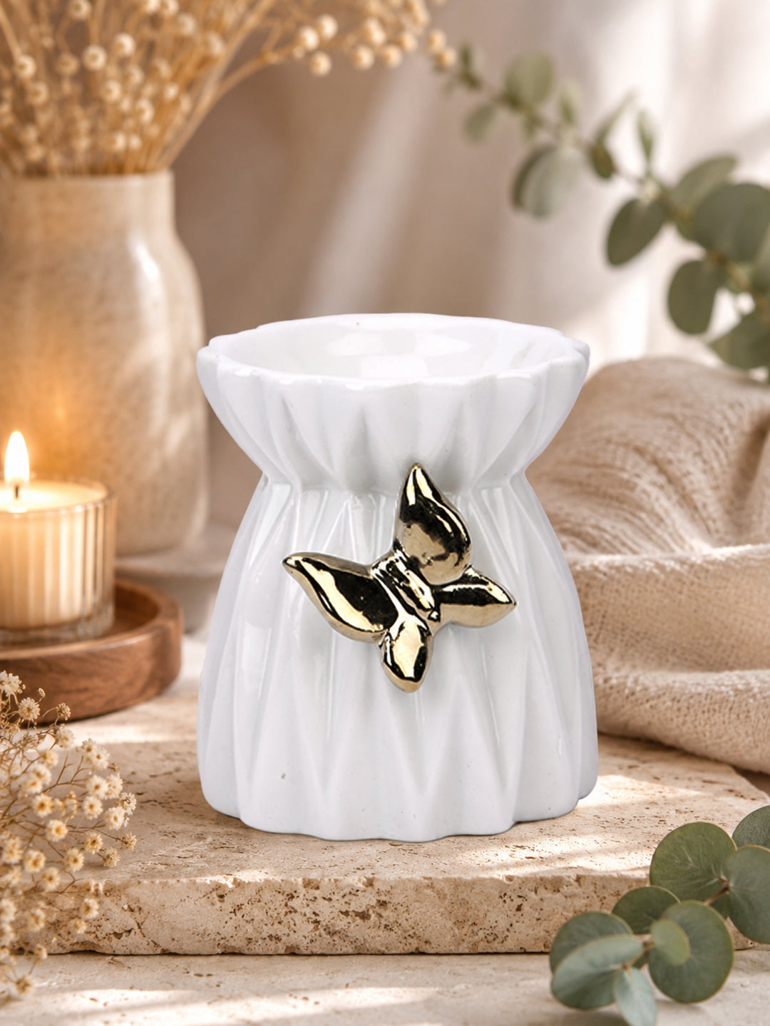 Artisanal Fluted Ceramic Oil Diffuser Featuring Elegant Gold Detail