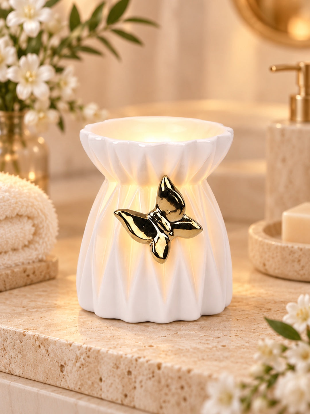 Artisanal Fluted Ceramic Oil Diffuser Featuring Elegant Gold Detail