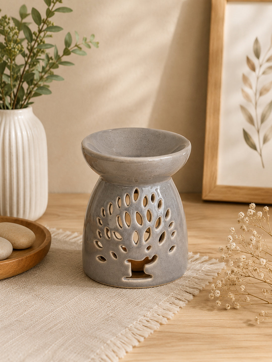 Modern Ceramic Aroma Oil Burner Featuring Elegant Jaali Design