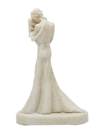 Couple lovingly in an embrace Figurine - Default Title (SHOW19621)